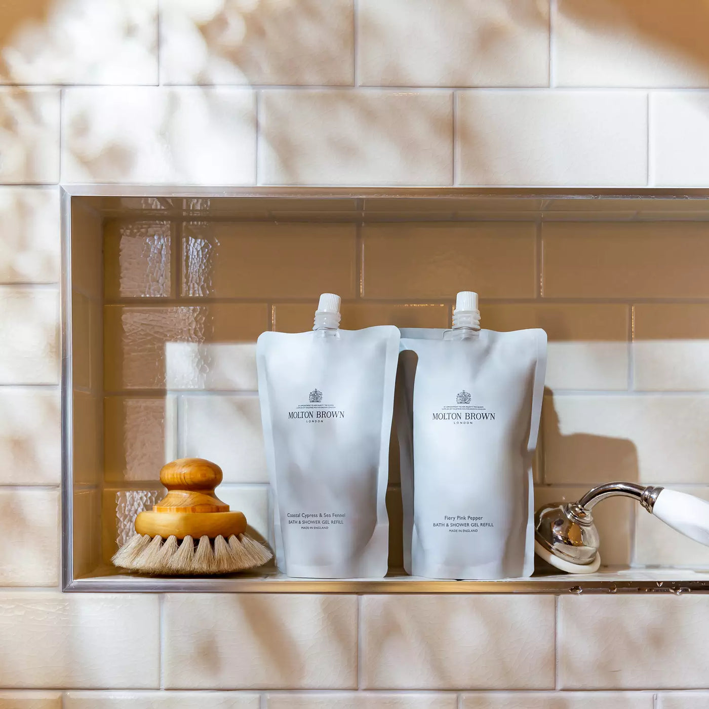 ピンクペッパー バス&シャワージェル レフィル 400ml – MOLTON BROWN ピンクペッパー バス&シャワージェル レフィル 400ml – MOLTON BROWN